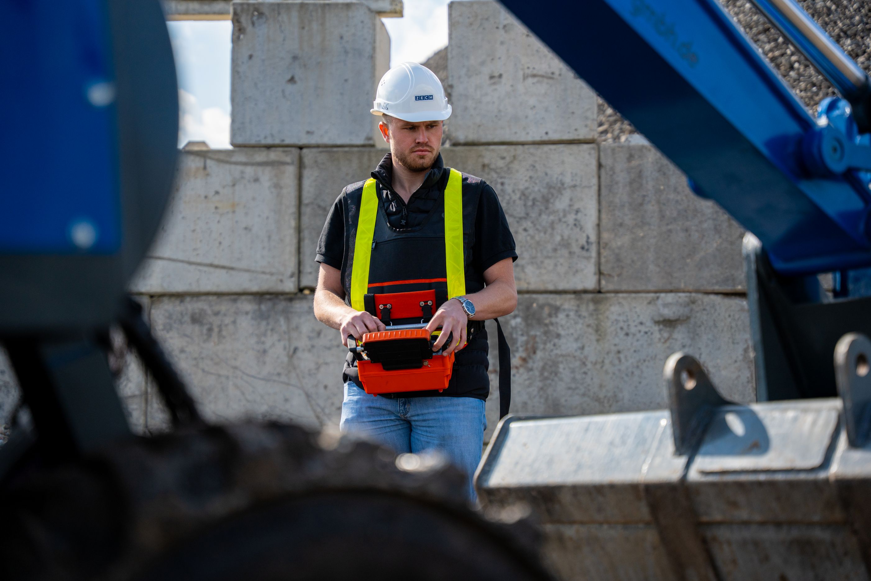 Jonas Heinzler bei der Bedienung des QuiMo WL 1600 mit einer Fernsteuerung