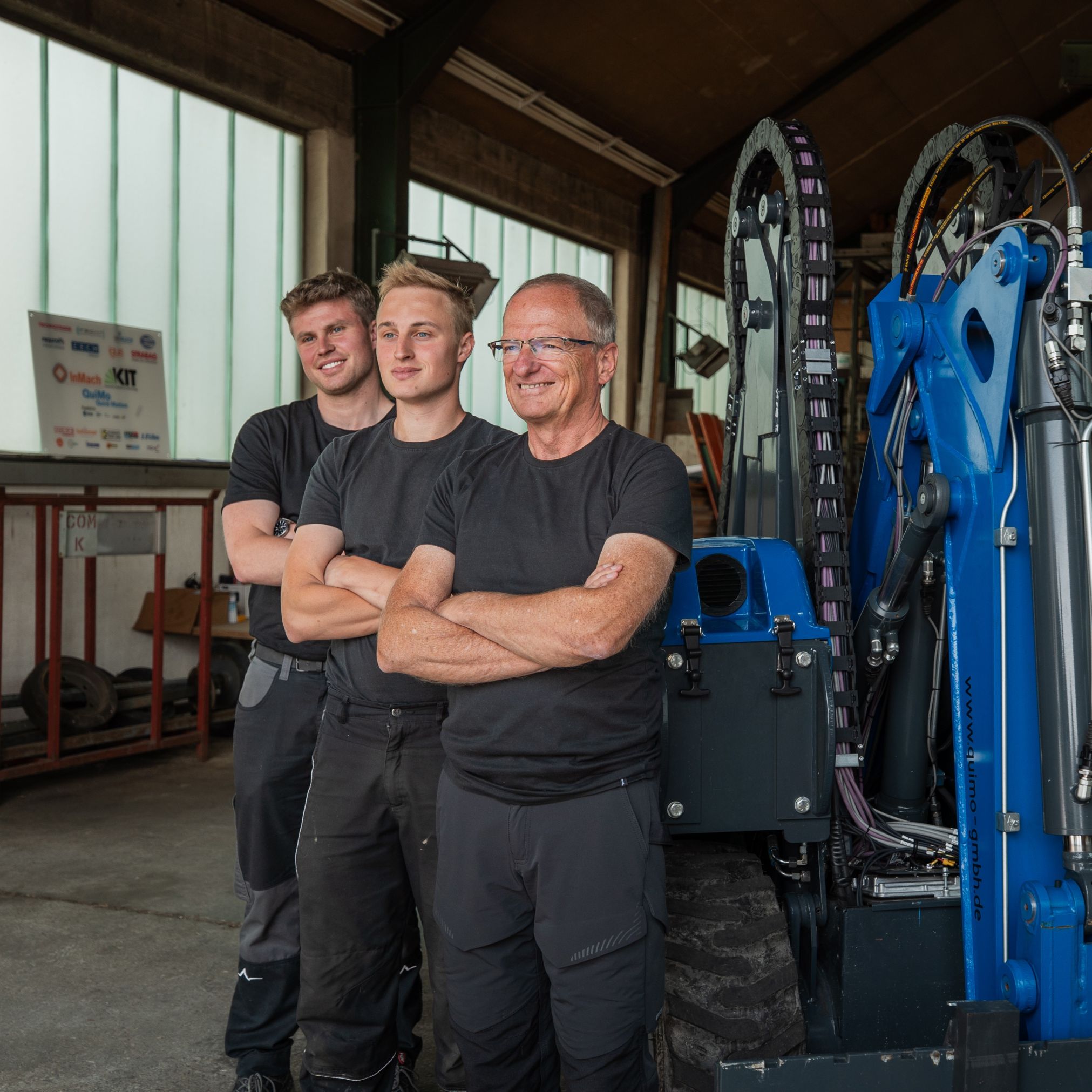 Das QuiMo-Entwicklungsteam vor dem QuiMo WL 1600. Links ist Jonas Heinzler, in der Mitte Maximilian Wanner und rechts Wolfgang Rebholz.