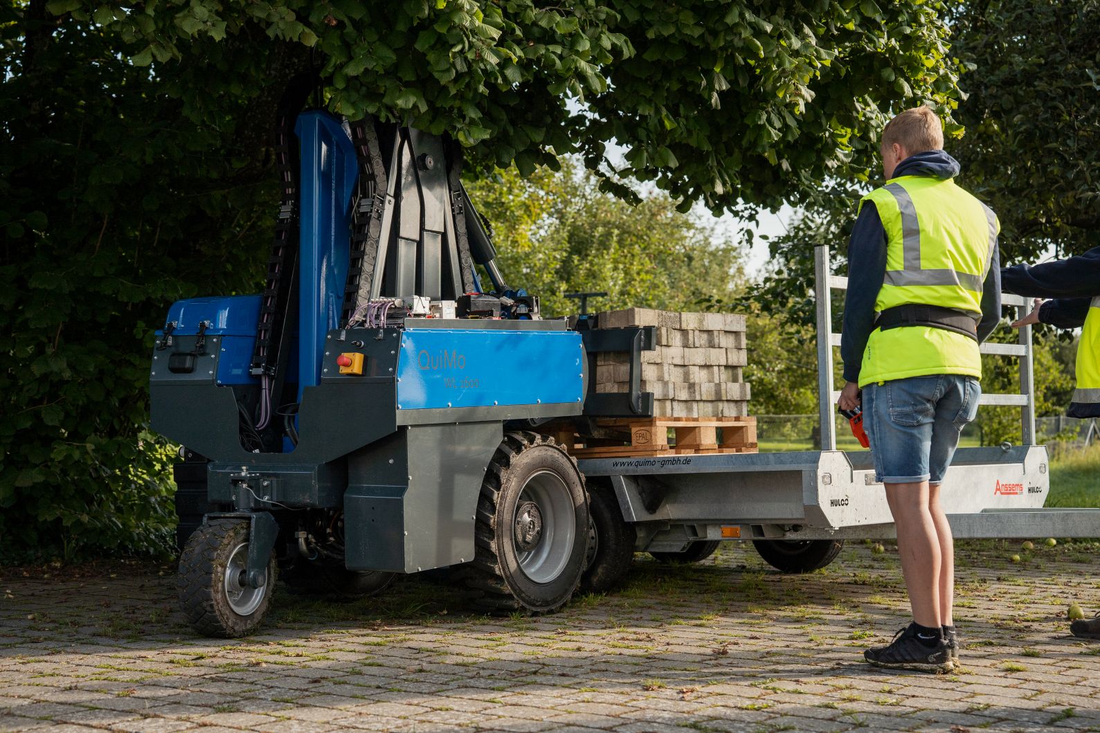 QuiMo WL 1600 beim entladen einer Palette von einem PKW Anhänger