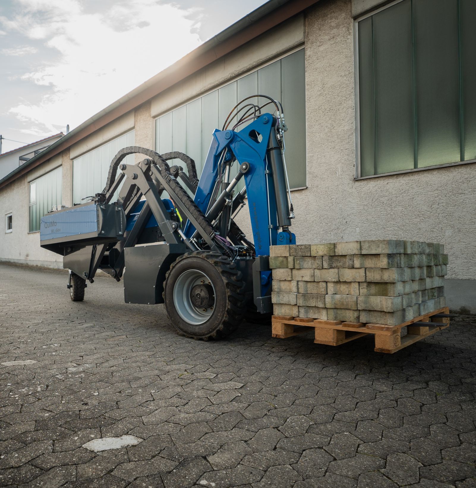 QuiMo WL 1600 beim Palettentransport